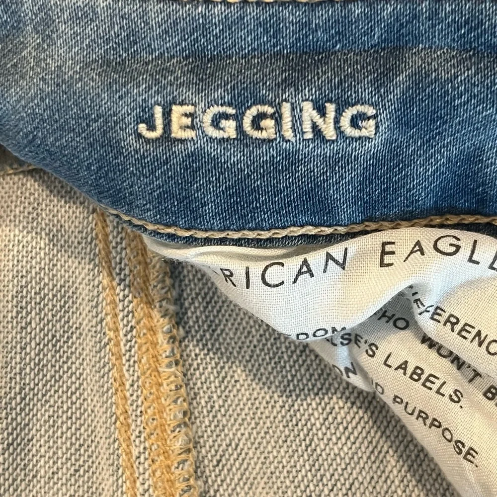 Light wash American Eagle distressed jegging/skinny jean - Picture 2 of 3